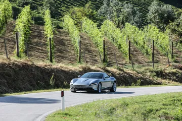 Llave inteligente con el emblema del Cavallino Rampante, sobre fondo con logotipo Ferrari.