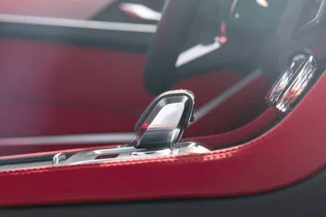 Vista cercana del mando de ajuste de espejos y ventana en Jaguar F-PACE.