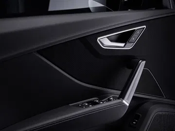 Vista cercana del acabado y controles en la puerta del Audi Q2, resaltando su diseño y calidad.