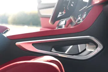 Vista del elegante detalle de la puerta con acabados premium