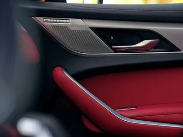 Acabado premium y detalle de la manija en puerta Jaguar F-PACE.