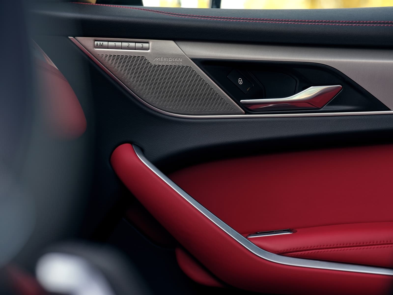 Acabado premium y detalle de la manija en puerta Jaguar F-PACE.