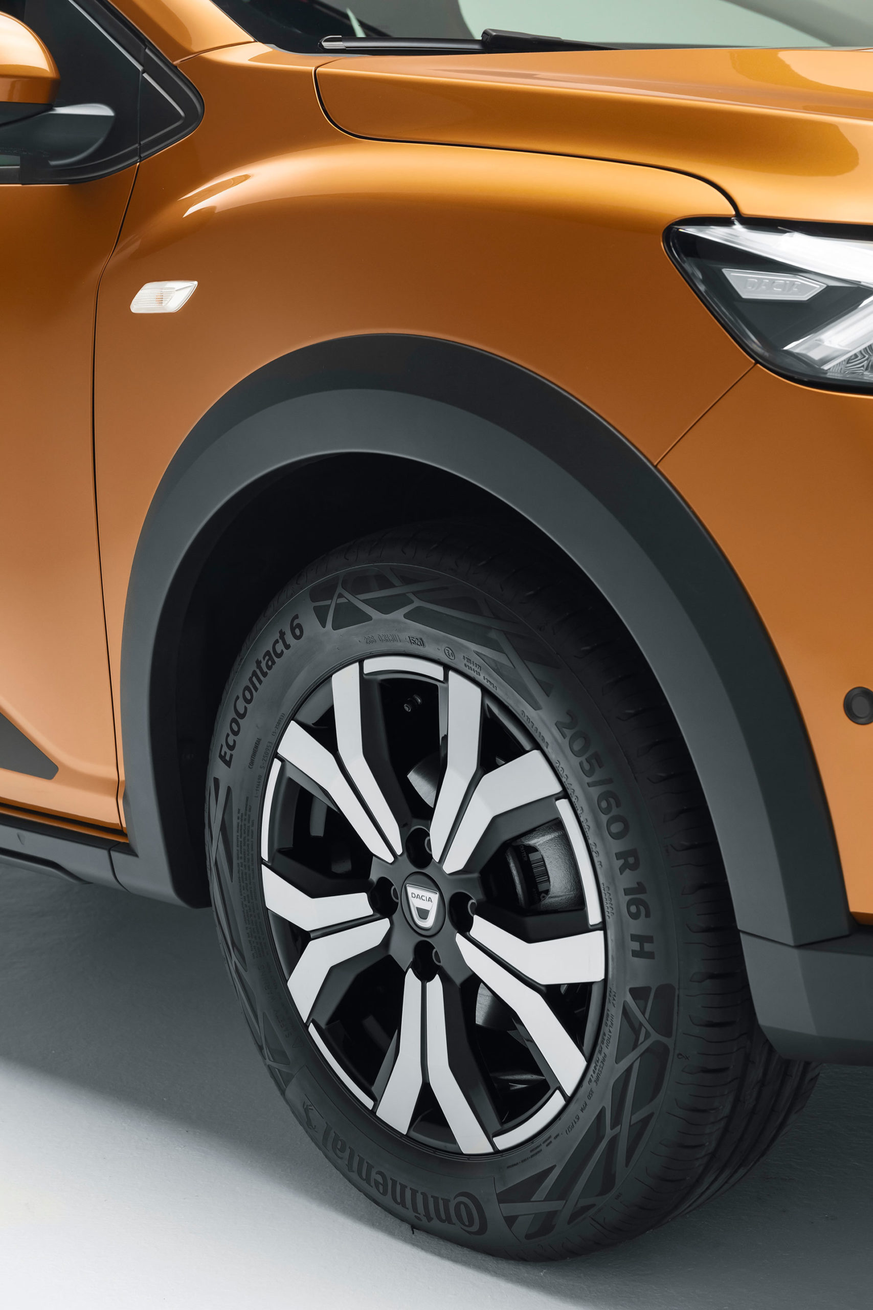 Imagen que muestra la llanta y el neumático de un Dacia Sandero.