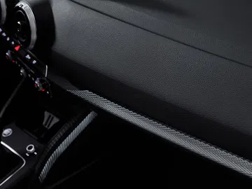 Vista parcial del salpicadero del Audi Q2, con enfoque en acabados y materiales.
