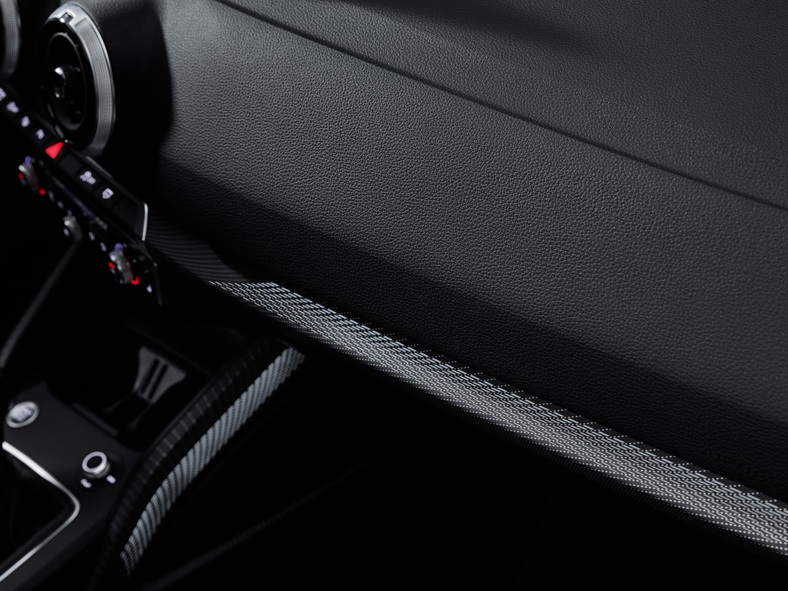 Vista parcial del salpicadero del Audi Q2, con enfoque en acabados y materiales.