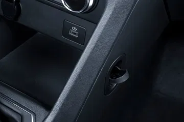 Vista del área de almacenaje y controles en la consola central del Dacia Sandero.
