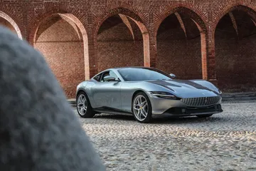 Ferrari Roma en movimiento mostrando su perfil elegante.