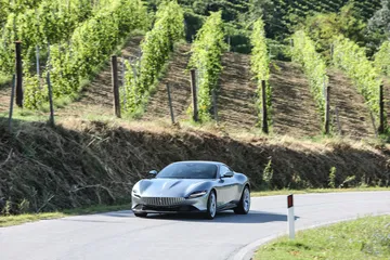 El Ferrari Roma mostrando su perfil dinámico y elegante en carretera.