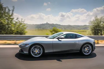 El Ferrari Roma en acción, mostrando su elegante perfil lateral.