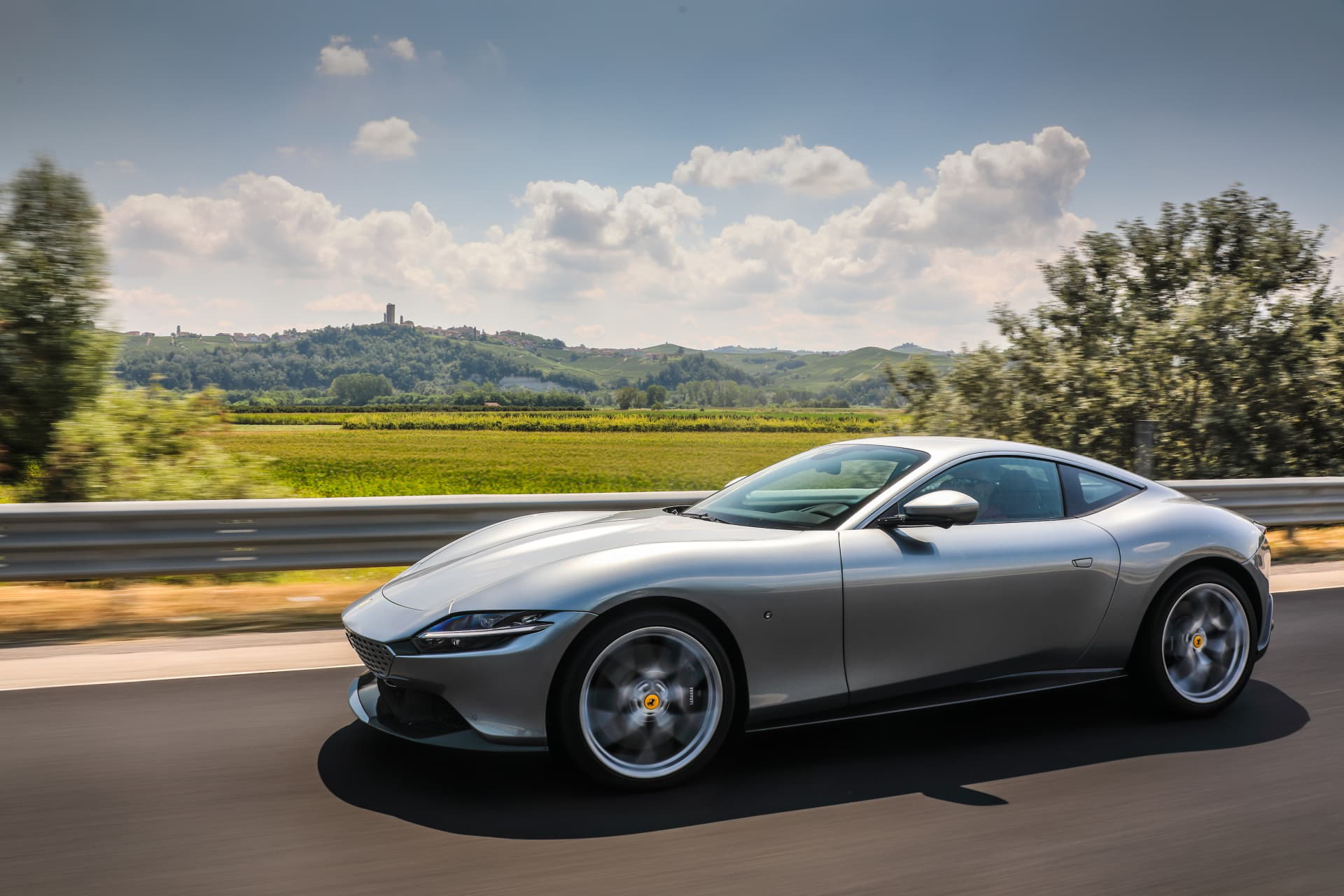 Ferrari Roma en perfil, mostrando su elegante silueta lateral