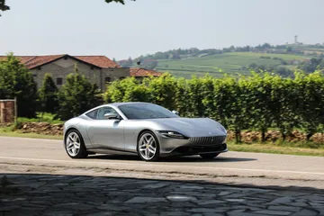 Vista lateral del Ferrari Roma que muestra su línea aerodinámica.