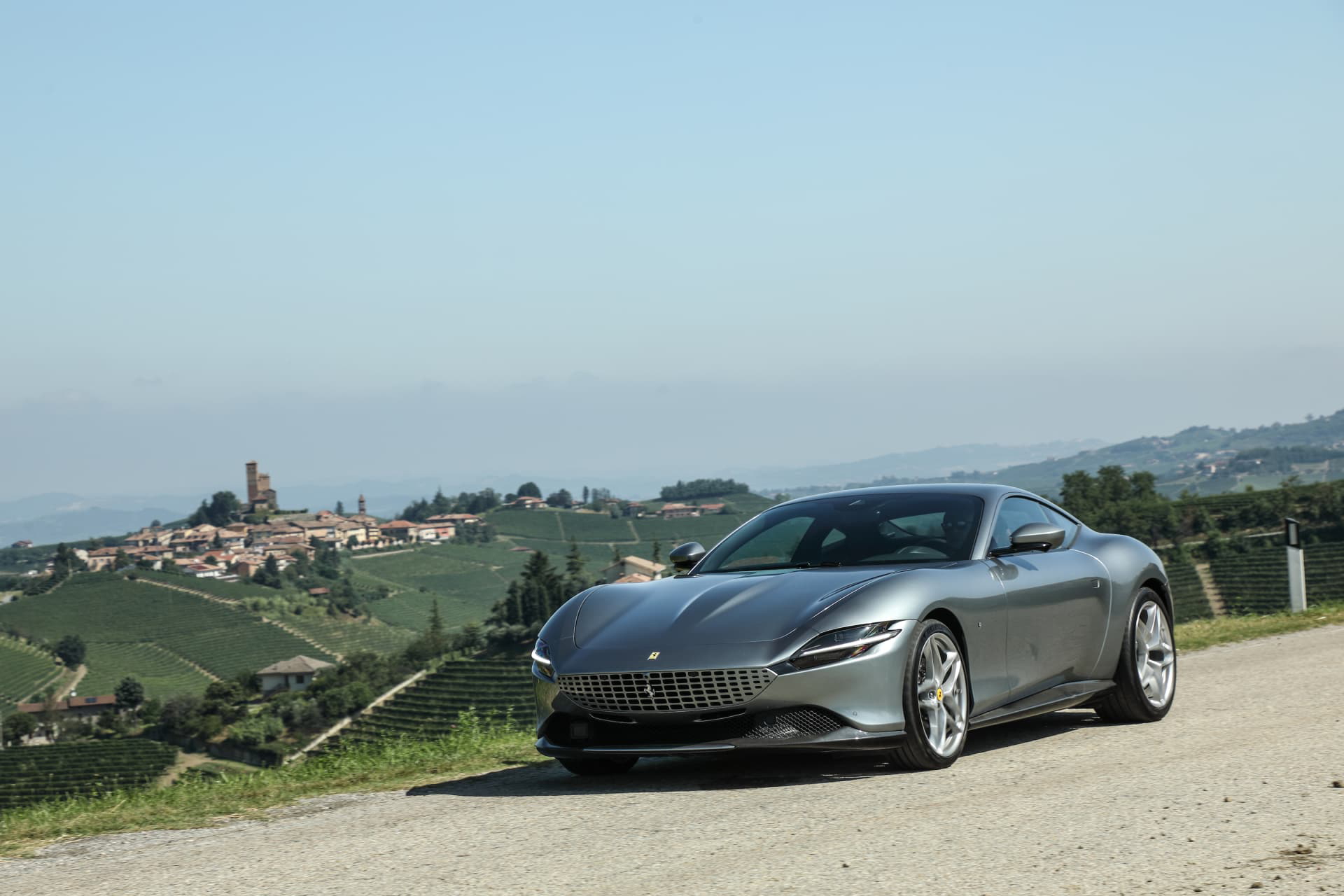 Vista delantera y lateral del Ferrari Roma, elegancia y deportividad unidas en diseño.