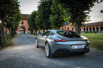 Ferrari Roma capturado en su esplendor lateral en un entorno natural.