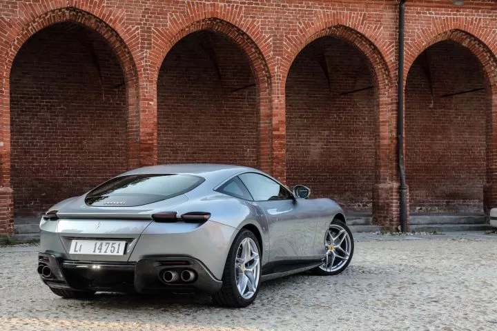 Vista trasera y lateral del Ferrari Roma, resaltando su diseño elegante.