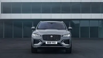 Vista frontal del Jaguar F-PACE destacando su elegante parrilla y faros LED.