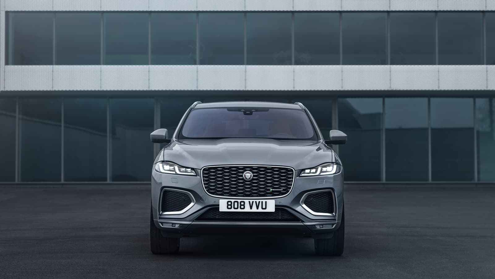 Vista frontal del Jaguar F-PACE destacando su elegante parrilla y faros LED.