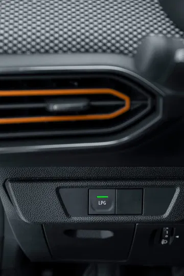 Vista del indicador LPG en el Dacia Sandero, muestra de la versión bifuel.