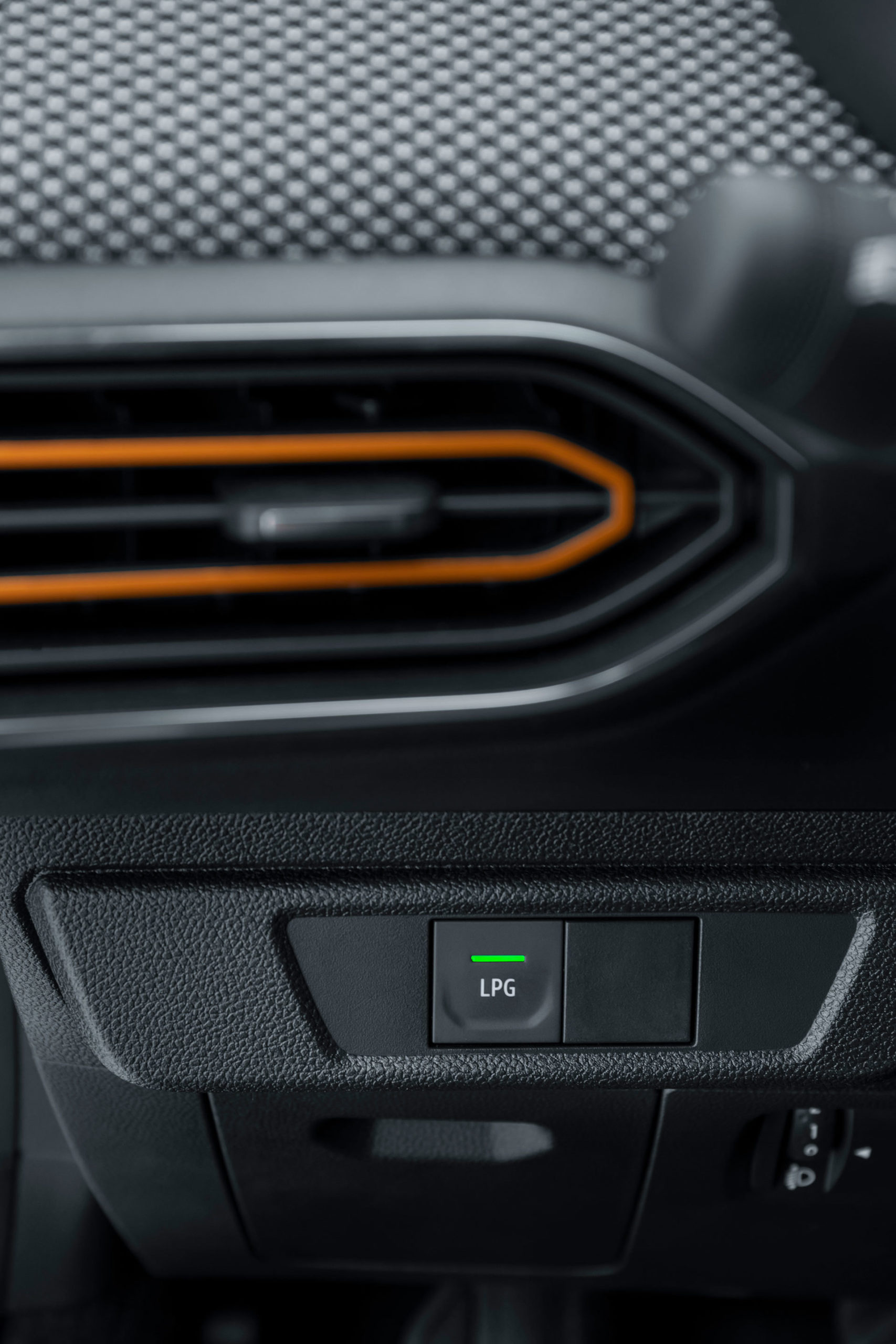 Vista del indicador LPG en el Dacia Sandero, muestra de la versión bifuel.