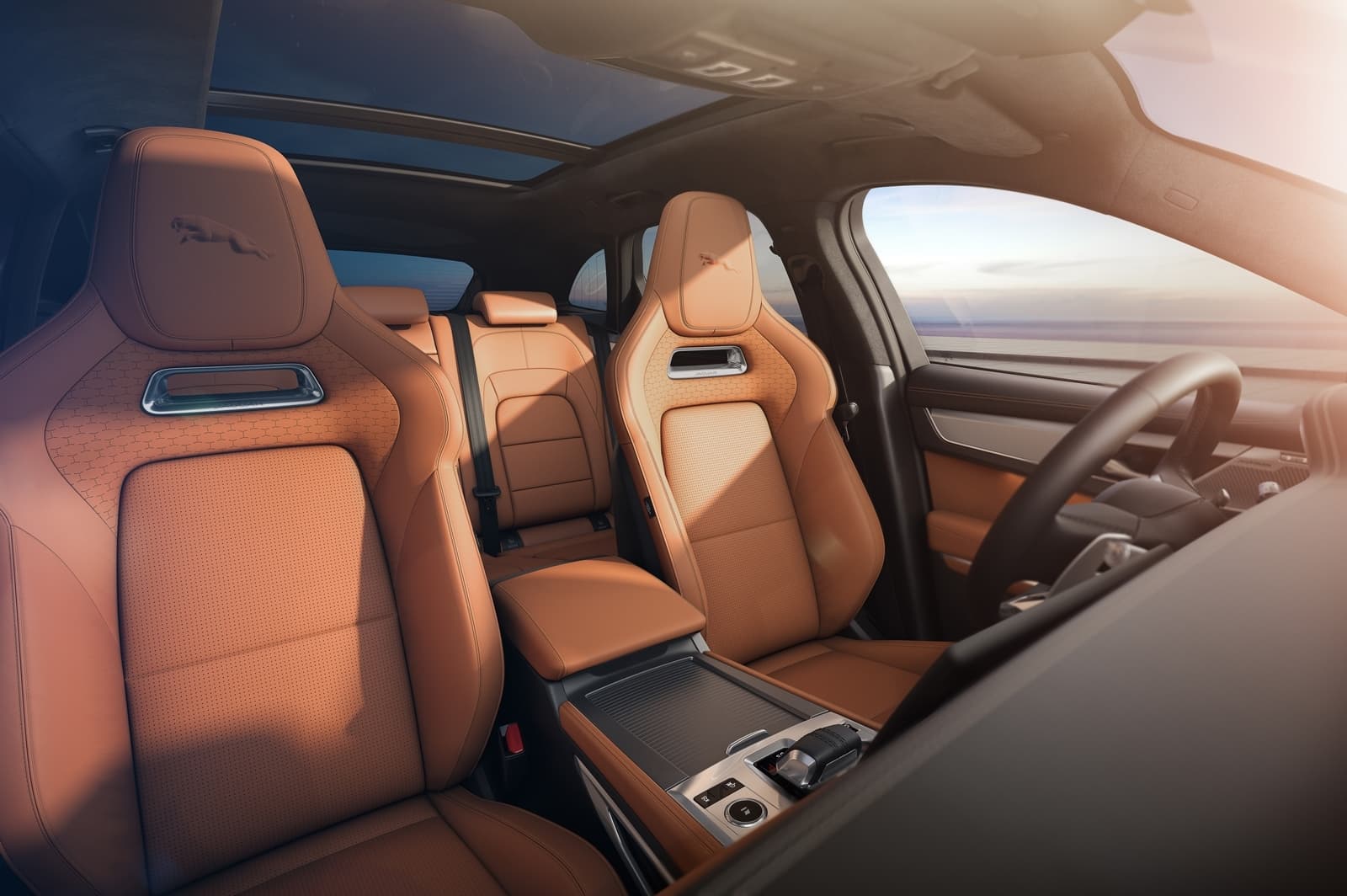 Vista lateral del interior lujoso con asientos de cuero del Jaguar F-PACE