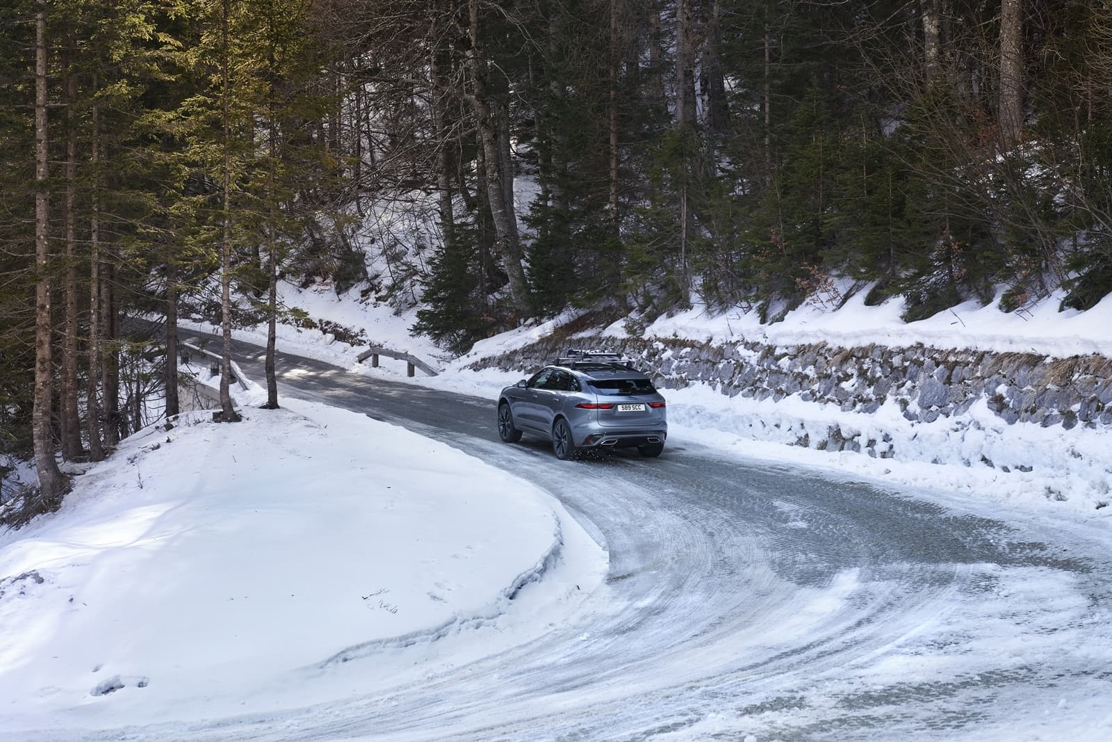 Vista del Jaguar F-PACE en condiciones de nieve demostrando su capacidad todoterreno.