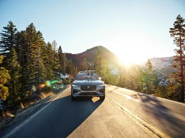 Vista dinámica del Jaguar F-PACE abordando una carretera con elegancia y estilo.