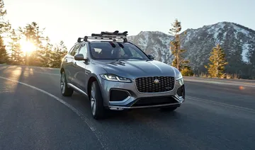 Vista angular delantera del Jaguar F-PACE en carretera.