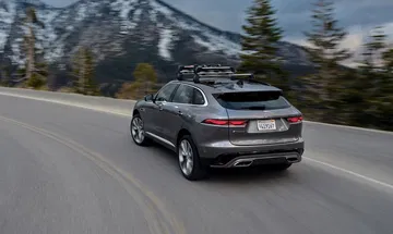 Vista dinámica del Jaguar F-PACE evidenciando su diseño deportivo y aerodinámico.