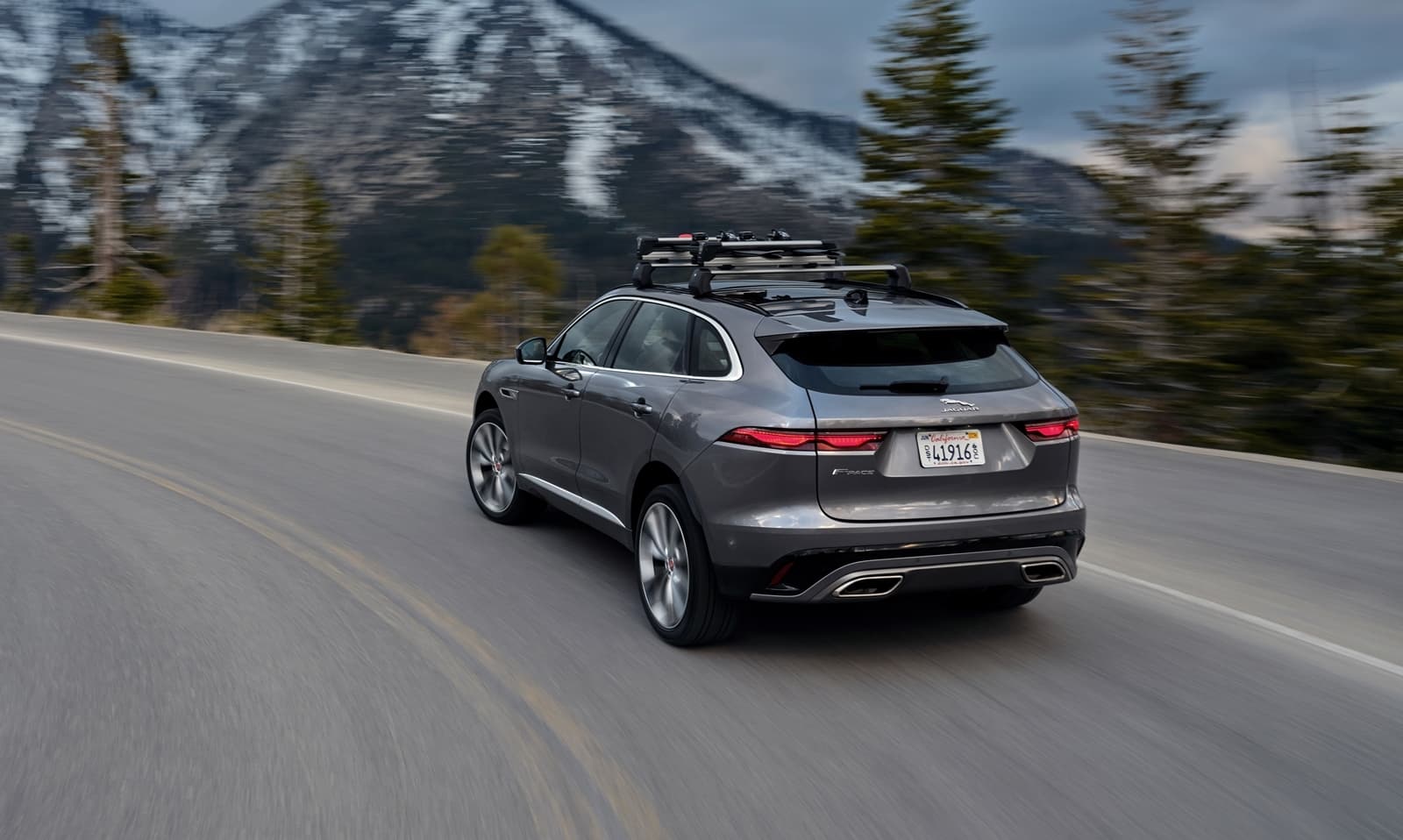Vista dinámica del Jaguar F-PACE evidenciando su diseño deportivo y aerodinámico.