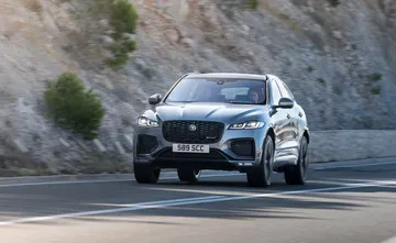 Vista dinámica del Jaguar F-PACE, enfatizando su estética y rendimiento.