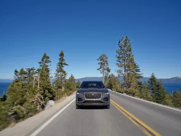 Vista frontal del Jaguar F-PACE rodando por un escenario montañoso.