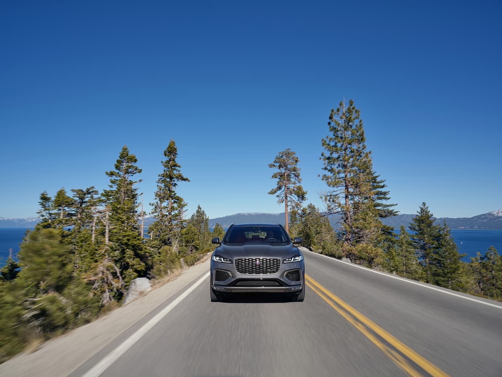 Vista frontal del Jaguar F-PACE rodando por un escenario montañoso.