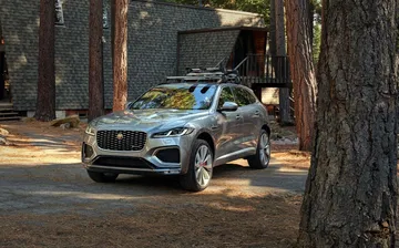 Vista lateral y delantera del Jaguar F-PACE rodeado de naturaleza