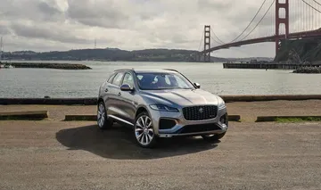 Vista lateral del Jaguar F-PACE con el puente Golden Gate al fondo.