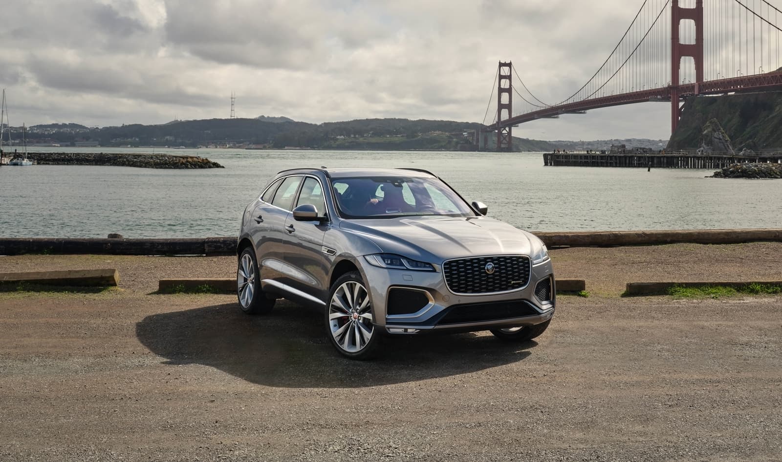 Vista lateral del Jaguar F-PACE con el puente Golden Gate al fondo.