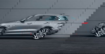 Vista lateral del Jaguar F-PACE mostrando su elegante diseño y llantas distintivas