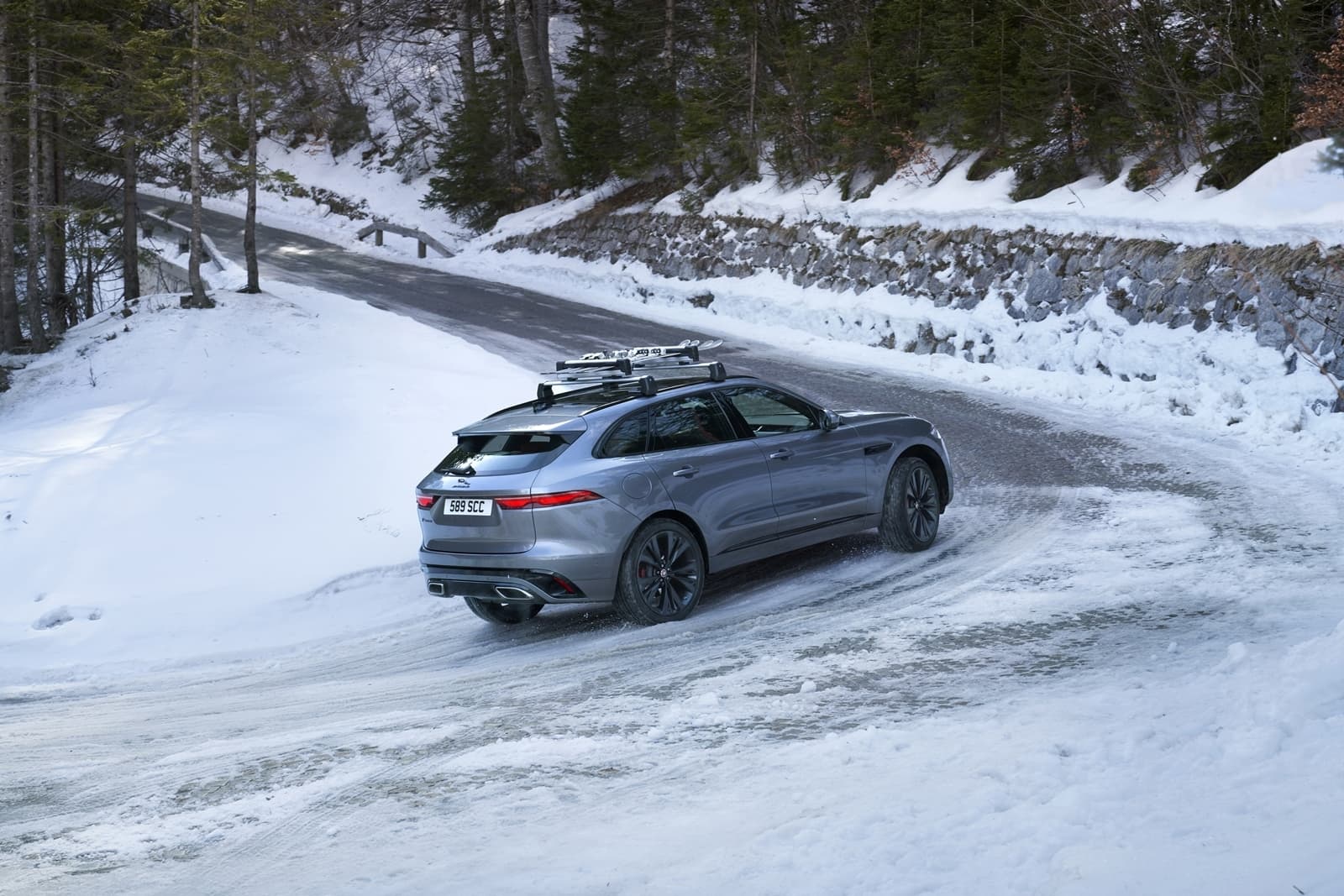 El Jaguar F-PACE mostrando su silueta lateral en condiciones invernales.