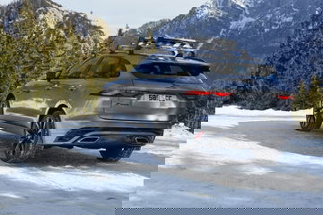 Vista trasera y lateral del Jaguar F-PACE en un entorno nevado.