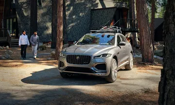 Vista angular del Jaguar F-PACE en un entorno natural, destacando su robustez y diseño.
