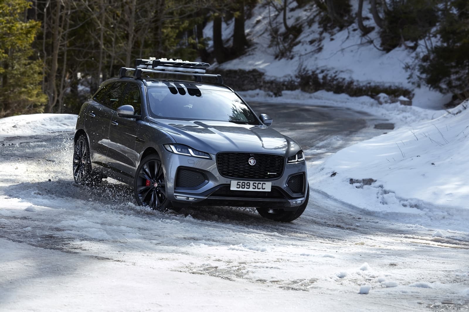 Vista dinámica del Jaguar F-PACE en condiciones invernales
