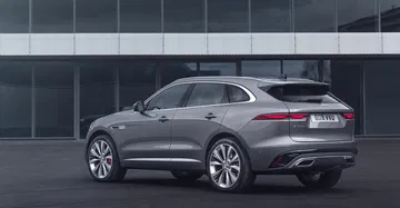 Vista trasera y lateral del Jaguar F-PACE, destacando su estilizada silueta.