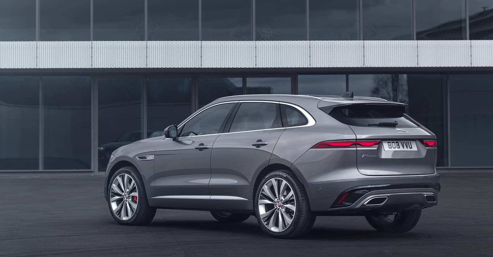 Vista trasera y lateral del Jaguar F-PACE, destacando su estilizada silueta.