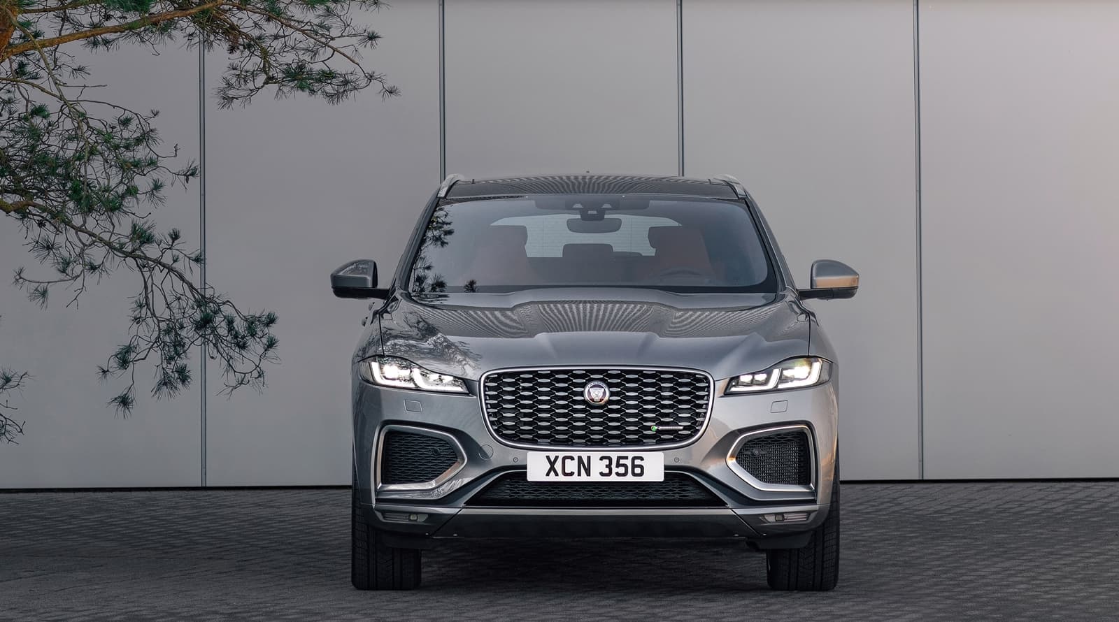 Vista frontal del Jaguar F-PACE destacando su parrilla y faros LED.