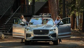 Vista angular del Jaguar F-PACE, mostrando su robusta parrilla frontal.