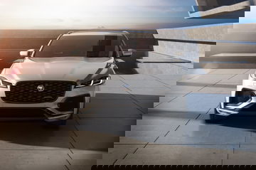 Vista frontal dinámica del Jaguar F-PACE, enfatizando su parrilla y faros agresivos.