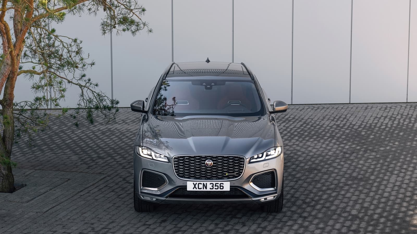 Vista frontal del Jaguar F-PACE, destacando su imponente parrilla y ópticas.