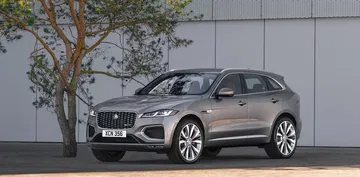 Vista lateral completa del Jaguar F-PACE, destacando su elegante silueta.