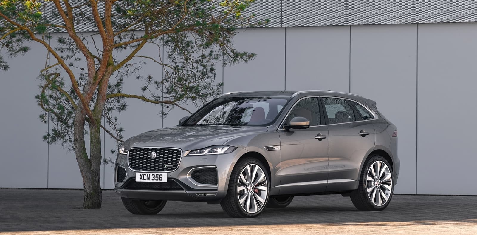 Vista lateral completa del Jaguar F-PACE, destacando su elegante silueta.