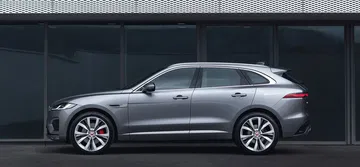 Vista lateral del Jaguar F-PACE que muestra su perfil dinámico y deportivo.