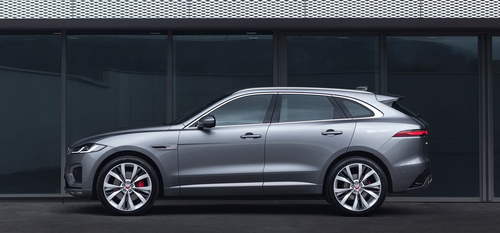 Vista lateral del Jaguar F-PACE que muestra su perfil dinámico y deportivo.