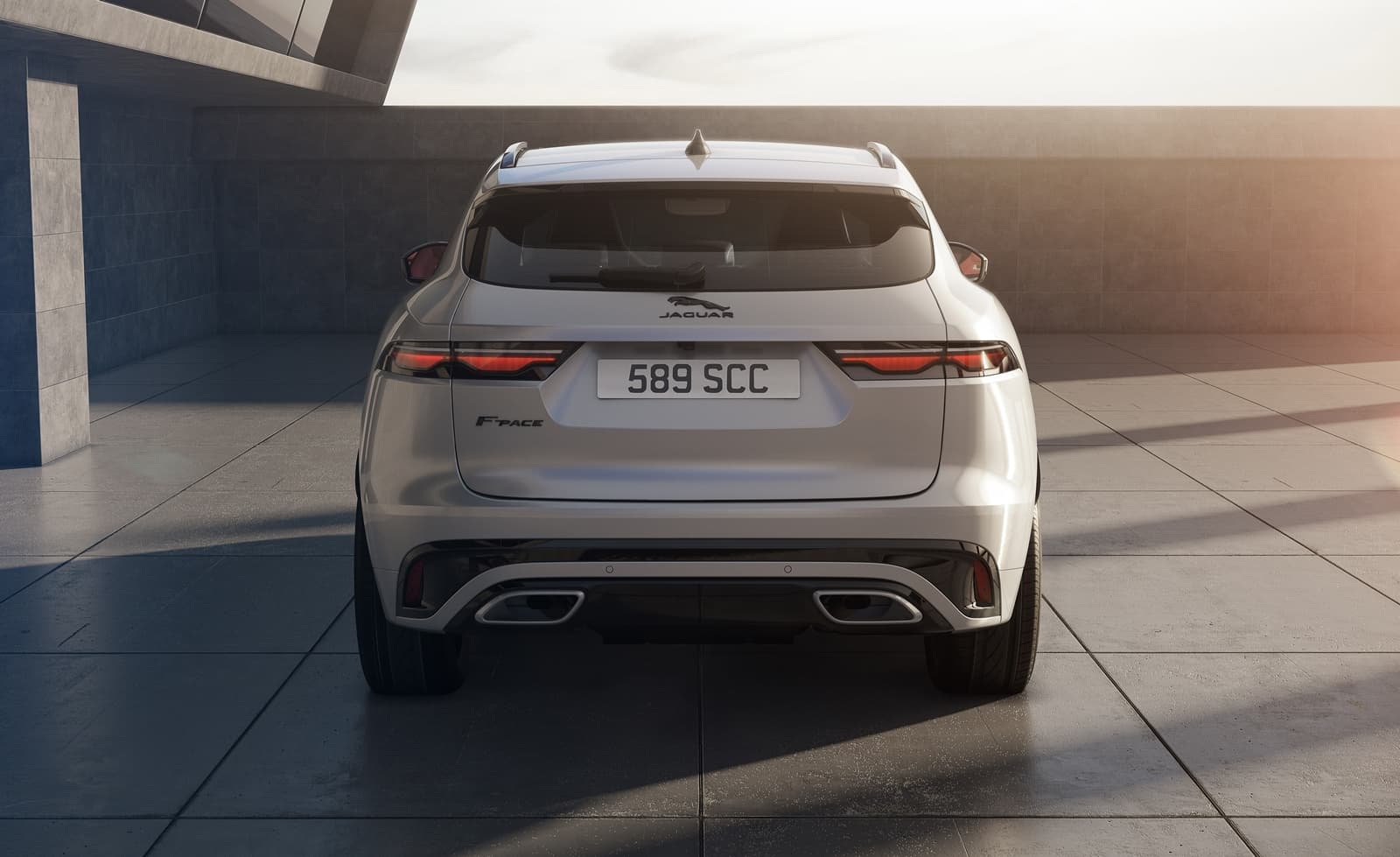 Vista trasera del Jaguar F-PACE destacando su diseño elegante y deportivo.